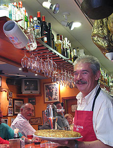 Nestor, posando con su afamada totilla.