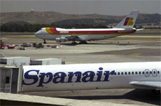 Aviones de Iberia y Spanair en el Aeropuerto de Barajas, Madrid.