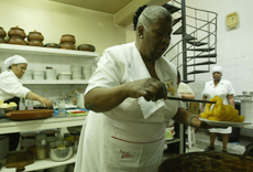 Teresa Izquierdo cocinando.
