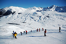 Un grupo de esquiadores en Baqueira.