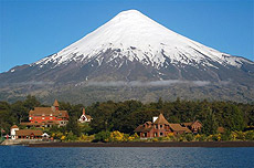 El volc�n Osorno y el Hotel Petrou�.