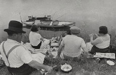 Au Bord de la Marne. / H. Cartier-Bresson