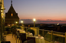 Terraza del hotel La Griffe al anochecer.