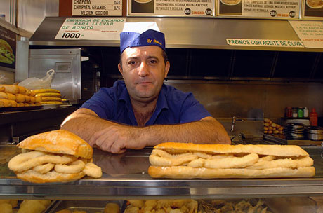 La barra del Brillante, donde sirven su famoso bocata del calamares.